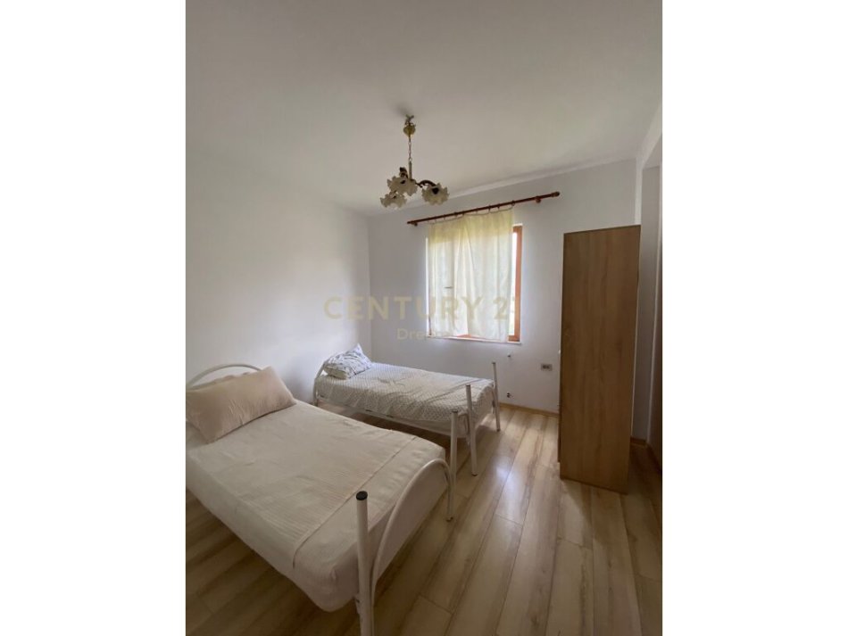 Tirane, jepet me qera apartament 3+1 Kati 3, 103 m² 450 € (Rruga:&quot;Sadik Petrela&quot;)