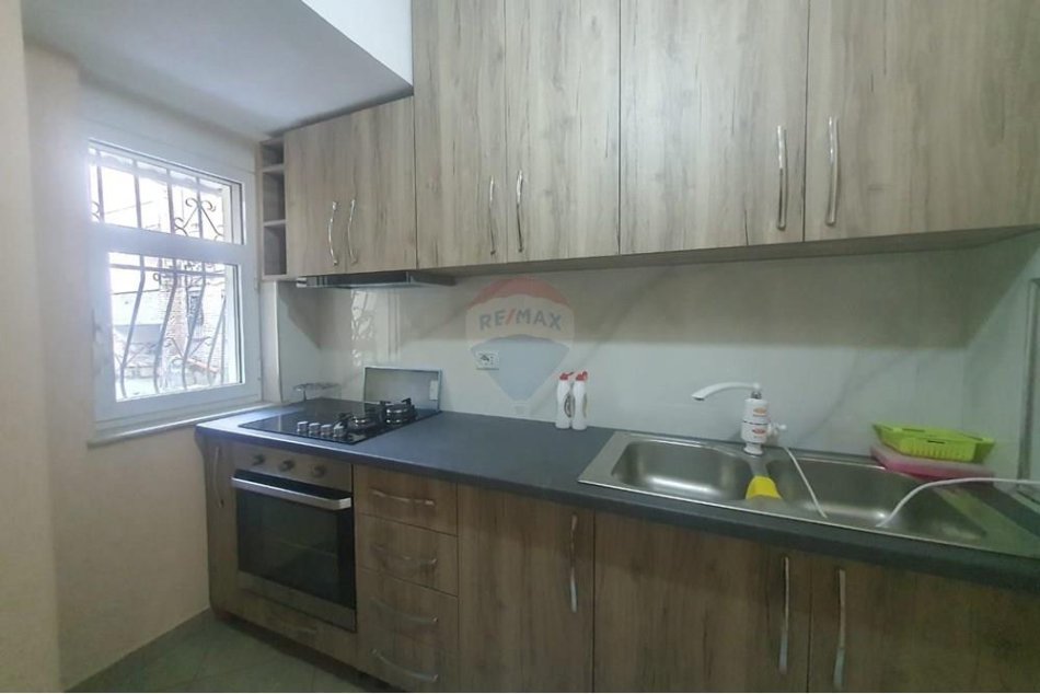 Tirane, jepet me qera apartament 2+1 Kati 1, 135 m² 600 € (Vasil Shanto)