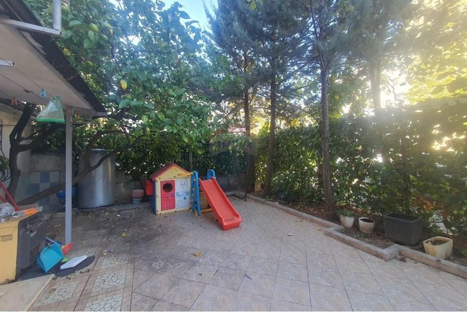 Tirane, jepet me qera apartament 2+1 Kati 1, 135 m² 600 € (Vasil Shanto)