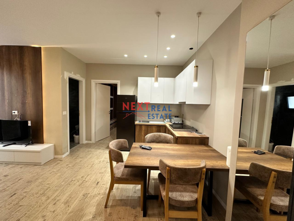 Vlore, jepet me qera apartament 1+1+Ballkon Kati 2, 700 € (KOMBINATI I PESHKUT)