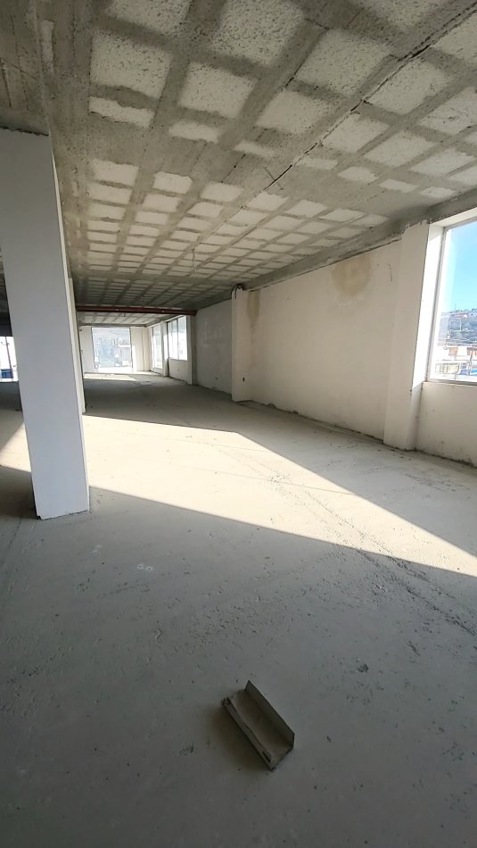 Lushnje, shitet ambjent biznesi Kati 1, 350 m² (Shetitorja Stadiumit)