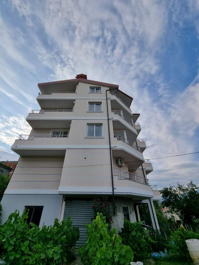 Tirane, jepet me qera Vile 5+1+A 700 m² 2.800 Euro (rruga e elbasanit)