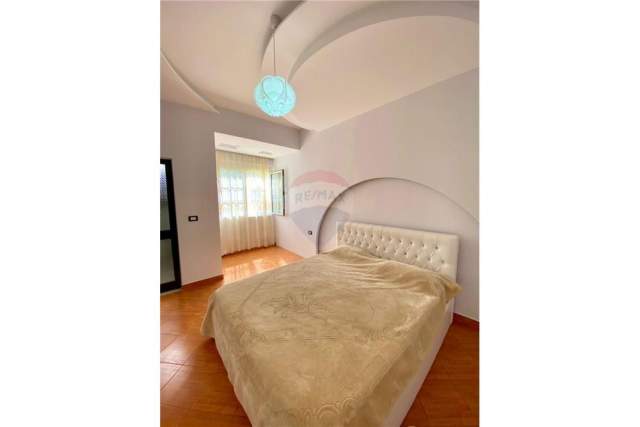 Tirane, jepet me qera  vile 2-kateshe  4+1+A+BLK Kati 1, 780 m² 1.000 Euro