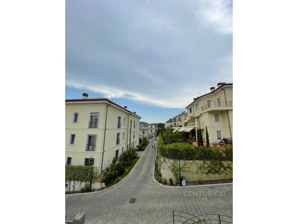 Tirane, shitet Vile 2 Katshe , 320 m² 850.000 € (Porta e Gjelber ( prane pallatit te Brigadave, Gardes))