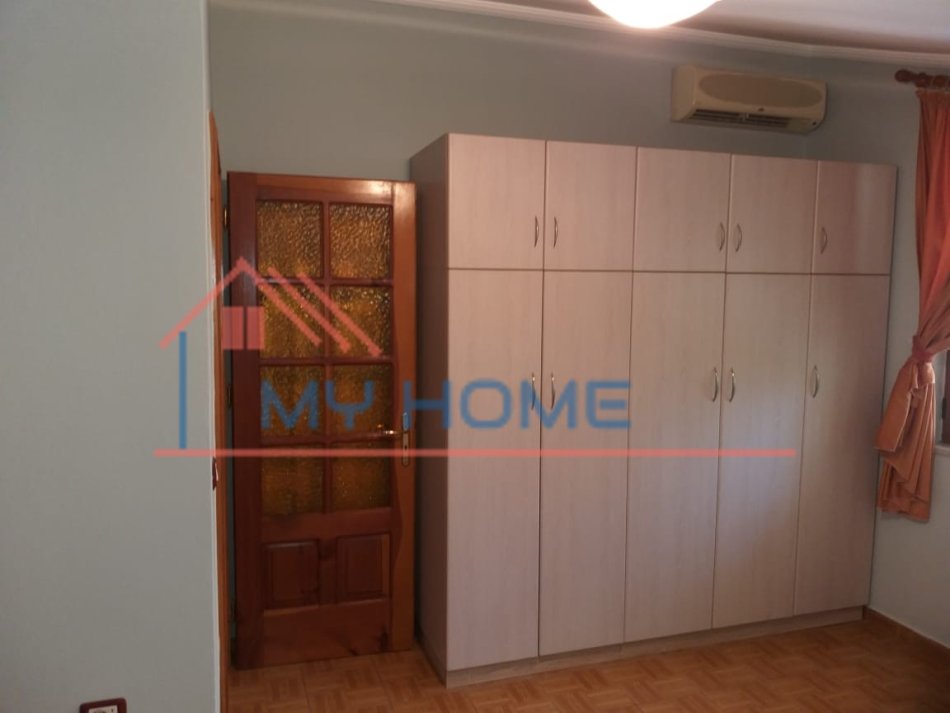 Vile me qera 21 Dhjetori pran Hotel Mondial ne Tirane