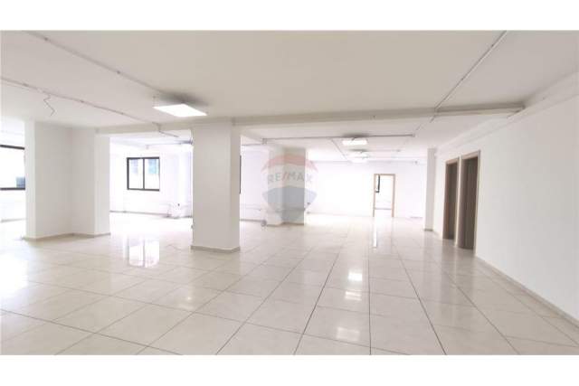 Tirane, jepet me qera zyre Kati 1, 294 m² 2.000 Euro (Rruga e Elbasanit)