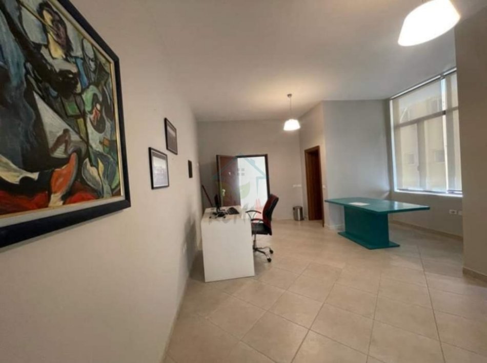Durres, jepet me qera zyre Kati 2, 350 € 