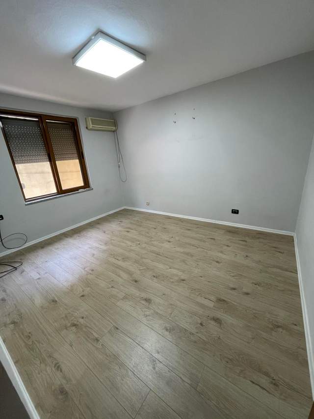 Tirane, jepet me qera ambjent biznesi Kati 1, 64 m² 500 Euro