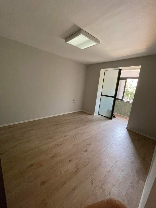 Tirane, jepet me qera ambjent biznesi Kati 1, 64 m² 500 Euro
