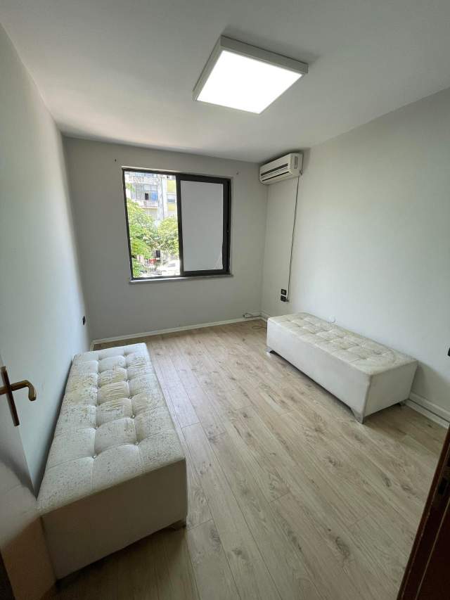 Tirane, jap me qera ambjent biznesi Kati 1, 64 m² 500 Euro (Muhamet Gjollesha)