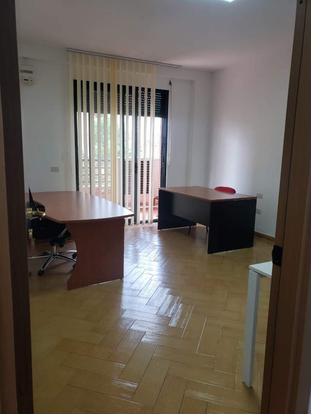 Tirane, jepet me qera zyre Kati 4, 132 m² 1.000 Euro (ibrahim Rugova)