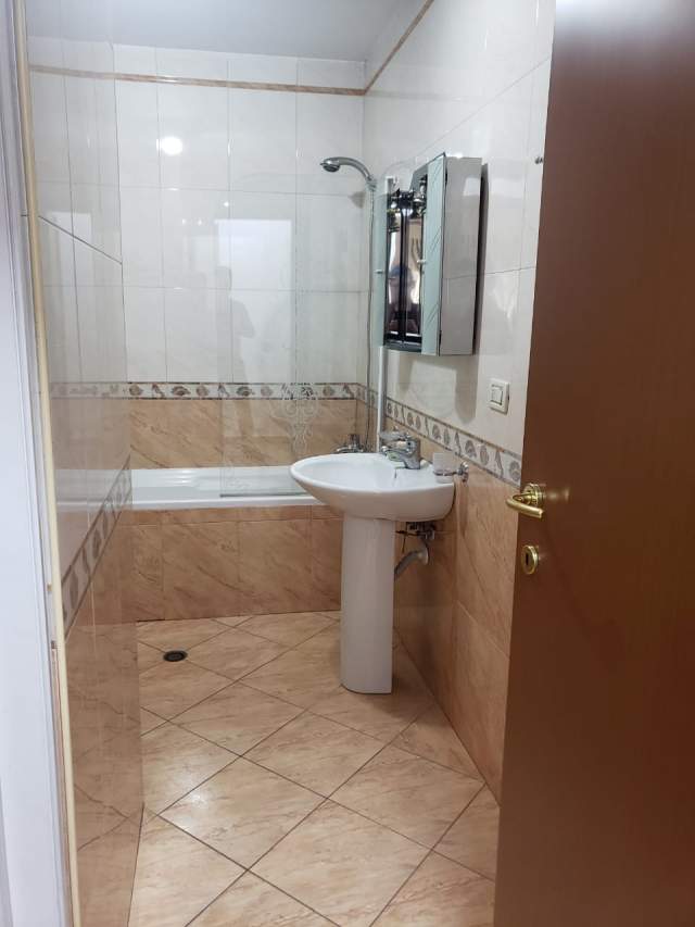 Tirane, jepet me qera zyre Kati 4, 132 m² 1.000 Euro (ibrahim Rugova)
