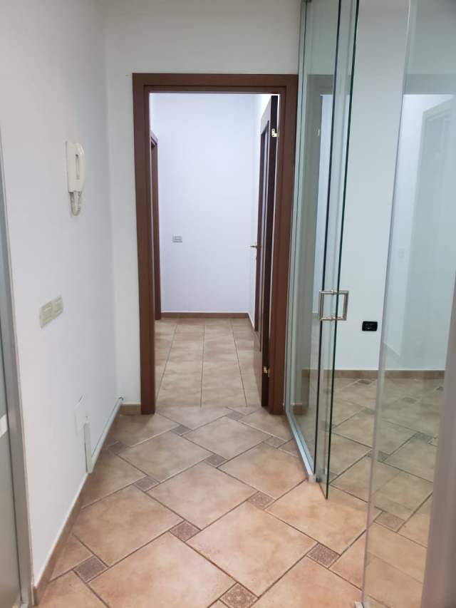 Tirane, jepet me qera zyre Kati 4, 132 m² 1.000 Euro (ibrahim Rugova)