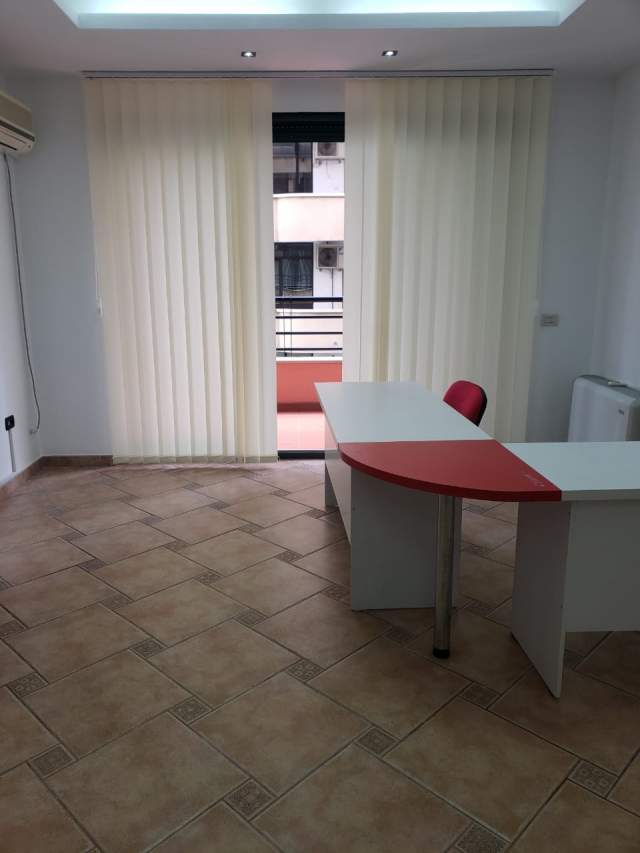 Tirane, jepet me qera zyre Kati 4, 132 m² 1.000 Euro (ibrahim Rugova)