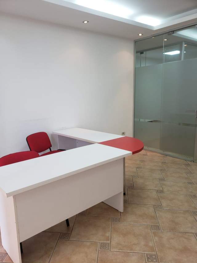 Tirane, jepet me qera zyre Kati 4, 132 m² 1.000 Euro (ibrahim Rugova)
