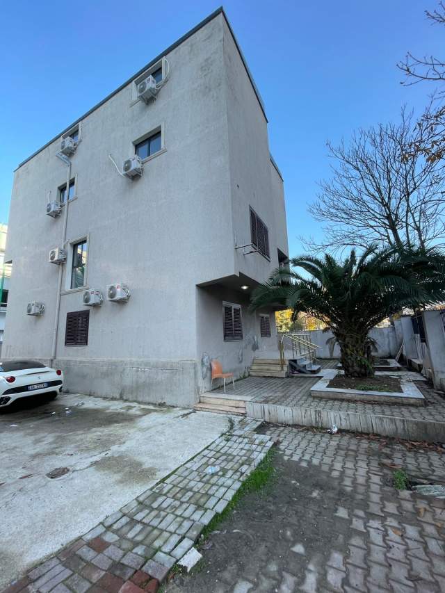 Tirane, jap me qera ambjent biznesi Kati 0, 750 m² 7.500 Euro (Rruga e Elbasanit)