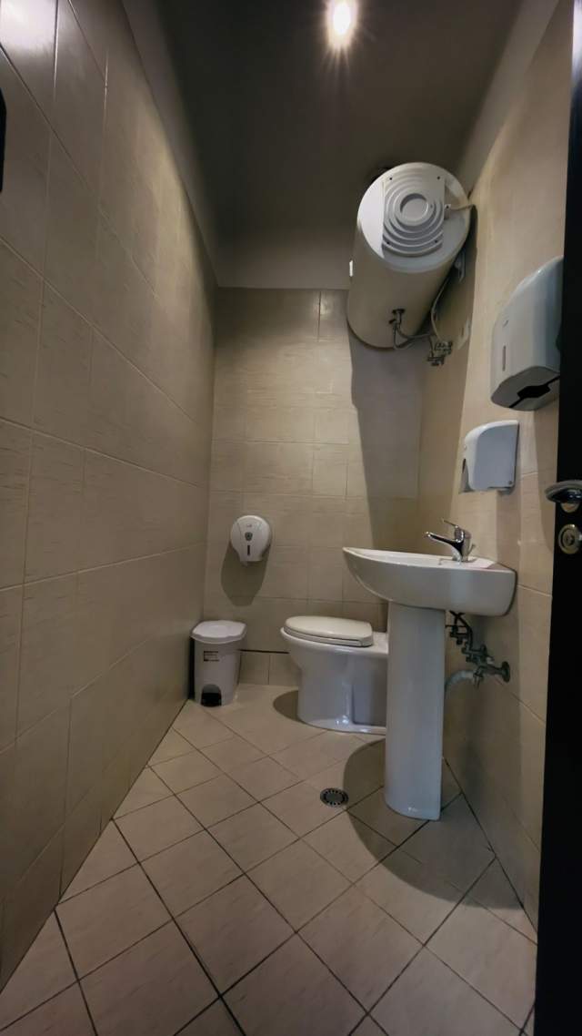 Tirane, jap me qera ambjent biznesi Kati 0, 110 m² 1.200 Euro (Ish parku)