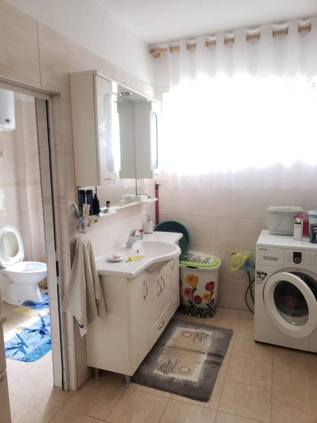 Tirane, shes apartament Kati 1, 133 m² 120.000 Euro (Rruga e Kavajes)