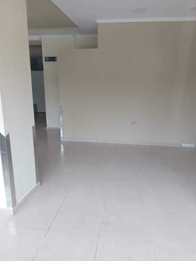 Tirane, jepet me qera ambjent biznesi Kati 0, 61 m² 420 Euro (Perball Marteniteti te ri.)