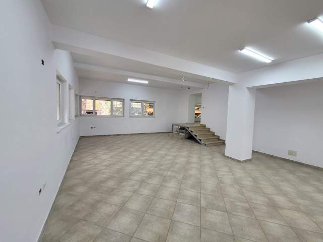 Tirane, jepet me qera zyre Kati 1, 220 m² 1.700 Euro (Myslym Shyri)