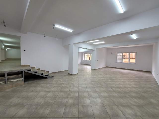 Tirane, jepet me qera zyre Kati 1, 220 m² 1.700 Euro (Myslym Shyri)