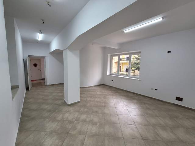 Tirane, jepet me qera zyre Kati 1, 220 m² 1.700 Euro (Myslym Shyri)