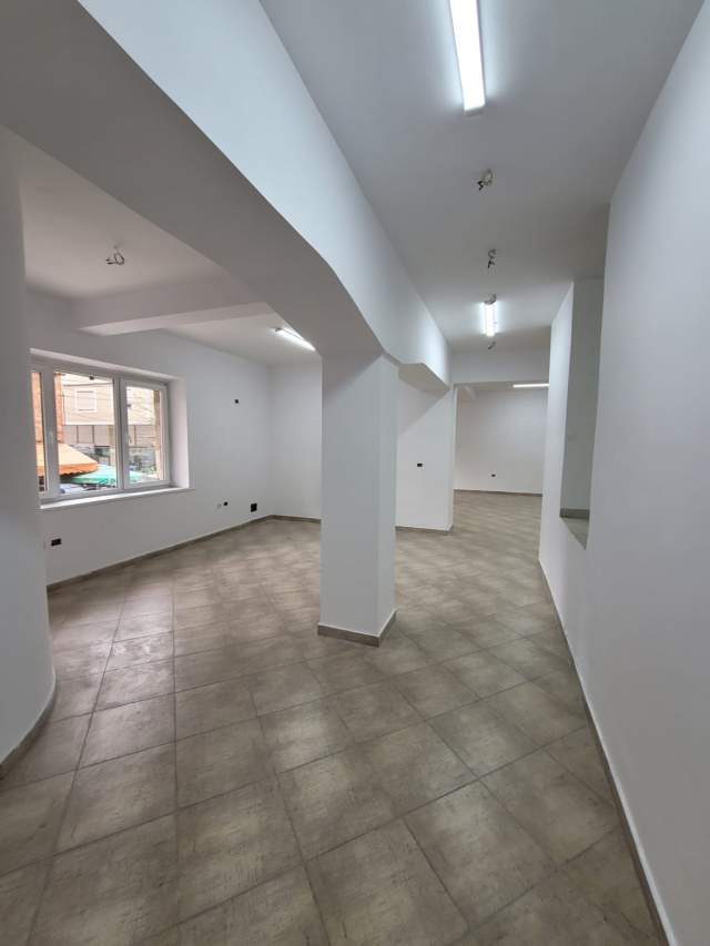 Tirane, jepet me qera zyre Kati 1, 220 m² 1.700 Euro (Myslym Shyri)