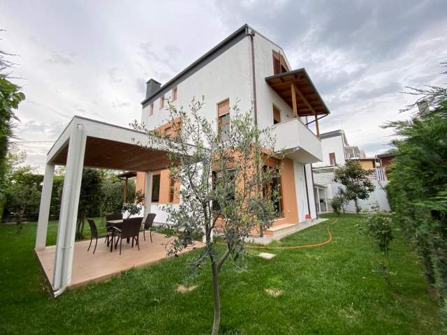 Tirane, jepet me qera Vile 3 Katshe Kati 3, 438 m² 2.500 Euro (RRUGA E VILAVE TEG)
