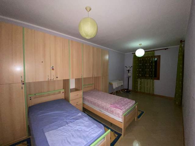 Tirane, shitet Vile 5+1+A+BLK Kati 3, 375 m² 250.000 Euro (Marikaj)