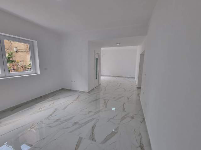 Tirane, jepet me qera dyqan Kati 0, 55 m² 450 Euro (Rruga e Barrikadave)