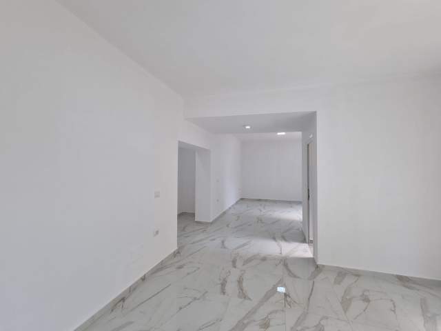 Tirane, jepet me qera dyqan Kati 0, 55 m² 450 Euro (Rruga e Barrikadave)