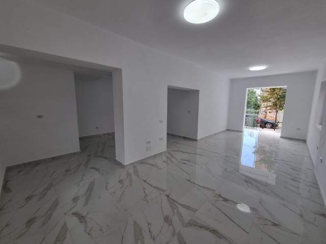 Tirane, jepet me qera dyqan Kati 0, 62 m² 550 Euro (Rruga e Barrikadave)