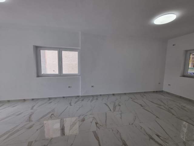 Tirane, jepet me qera dyqan Kati 0, 62 m² 550 Euro (Rruga e Barrikadave)