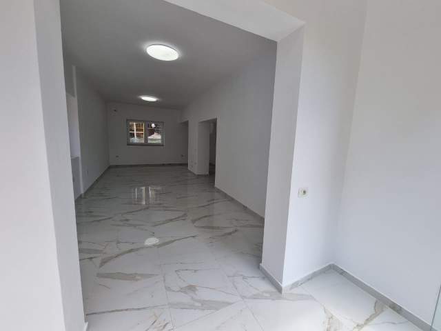 Tirane, jepet me qera dyqan Kati 0, 62 m² 550 Euro (Rruga e Barrikadave)