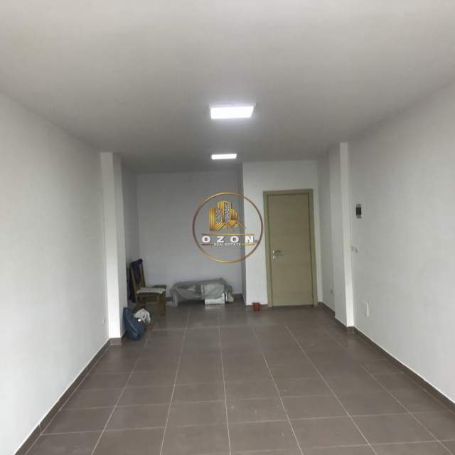 Tirane, jap me qera dyqan Kati 0, 50 m² 40.000 Leke (Pallati me Shigjeta)