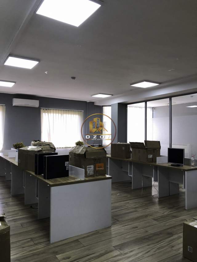 Tirane, jepet me qera ambjent biznesi Kati 3, 273 m² 2.184 Euro (Blloku)