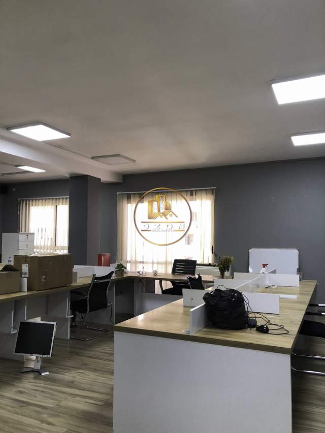 Tirane, jepet me qera ambjent biznesi Kati 3, 273 m² 2.184 Euro (Blloku)
