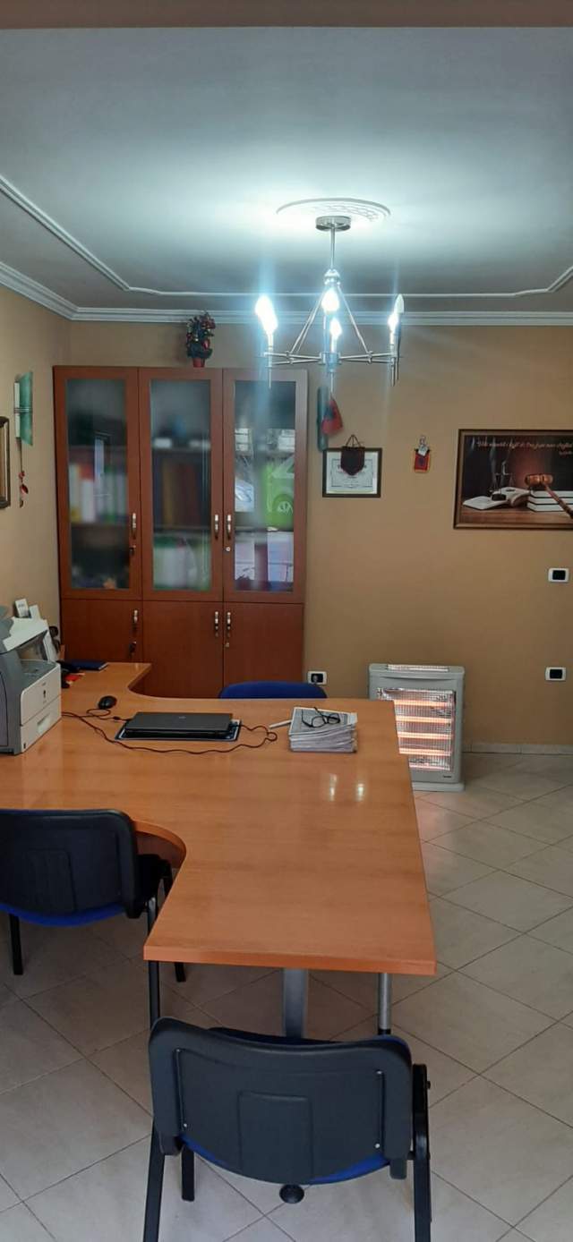 Tirane, shes dyqan Kati 0, 30 m² 75.000 Euro