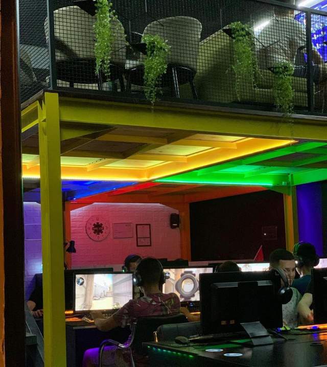 Tirane, shes ambjent biznesi Gaming Center Playstation