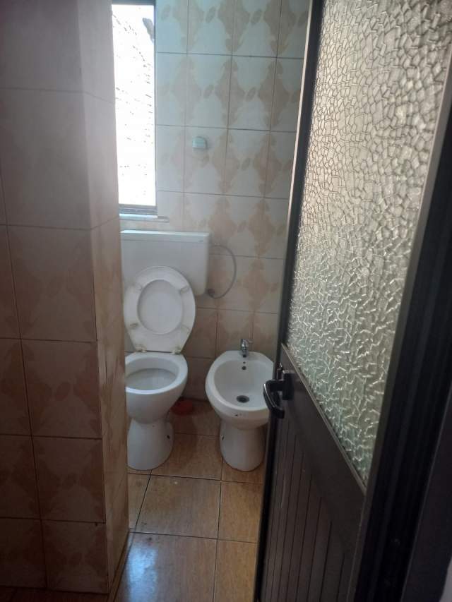 Tirane, jepet me qera apartament 2+1 Kati 5, 88 m² 38.000 Leke (Adresa: Rr.Mine Peza)