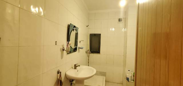 Tirane, shitet apartament 3+1 Kati 3, 139 m² 148.000 Euro (Adresa: Pallati me shigjeta, brenda kompleksit)