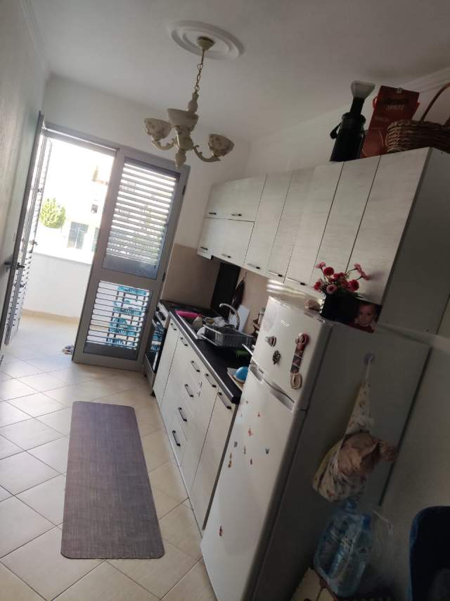 Tirane, jepet me qera apartament 2+1+BLK Kati 1, 94 m² 30.000 Leke (rruga thesarit)