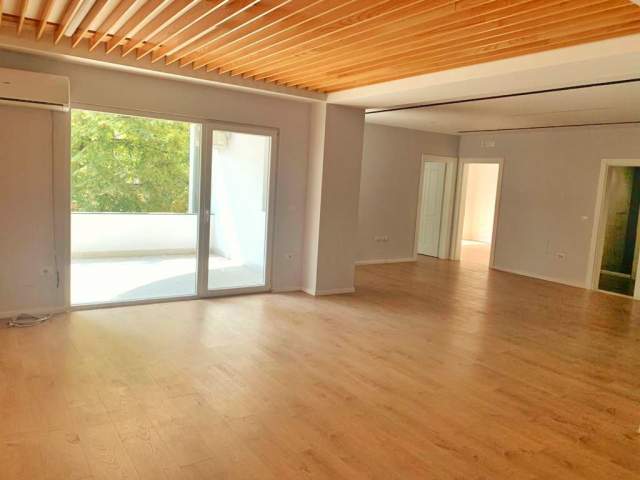 Tirane, jepet me qera zyre Kati 1, 150 m² 2.200 Euro