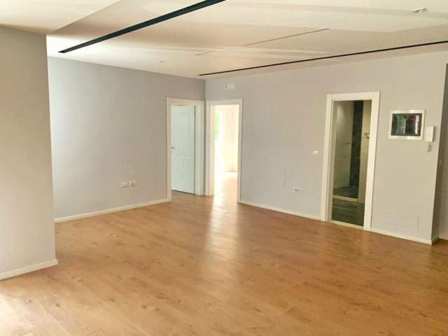 Tirane, jepet me qera zyre Kati 1, 150 m² 2.200 Euro