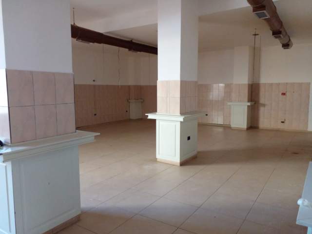 Tirane, jepet me qera ambjent biznesi Kati 0, 250 m² 60.000 Leke