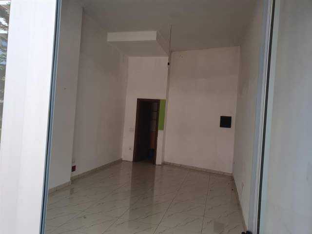 Tirane, shitet dyqan Kati 0, 30 m² 60.900 Euro