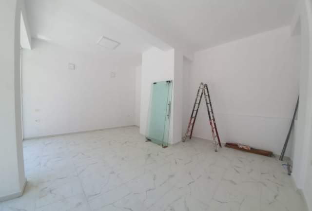 Tirane, jepet me qera dyqan Kati 0, 40 m² 1.300 Euro