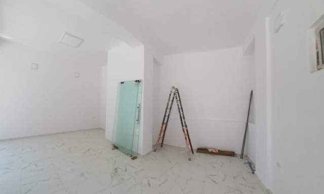 Tirane, jepet me qera dyqan Kati 0, 40 m² 1.300 Euro