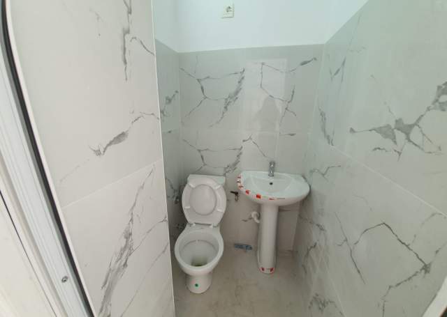 Tirane, jepet me qera dyqan Kati 0, 40 m² 1.300 Euro
