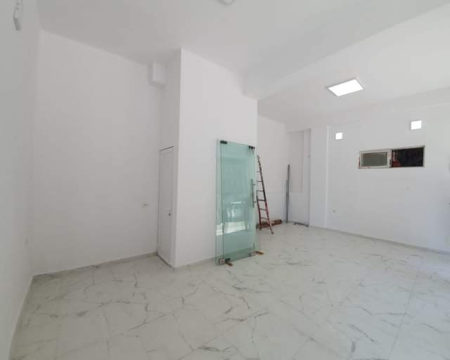 Tirane, jepet me qera dyqan Kati 0, 40 m² 1.300 Euro